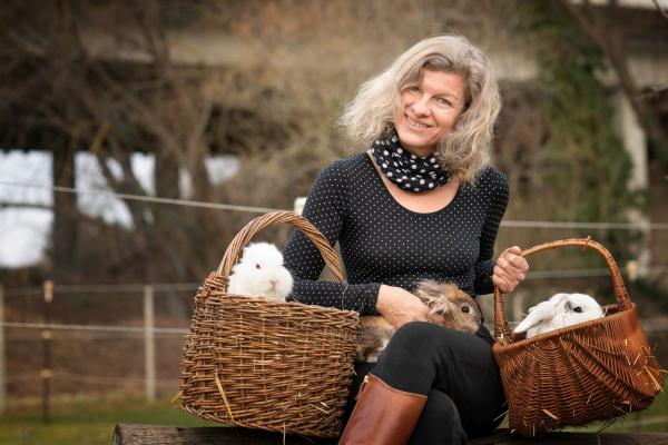 Susanne Arnold mit den Kaninchen