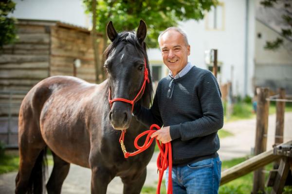 Bürgermeister Andreas Ramharter mit Pferd Clown